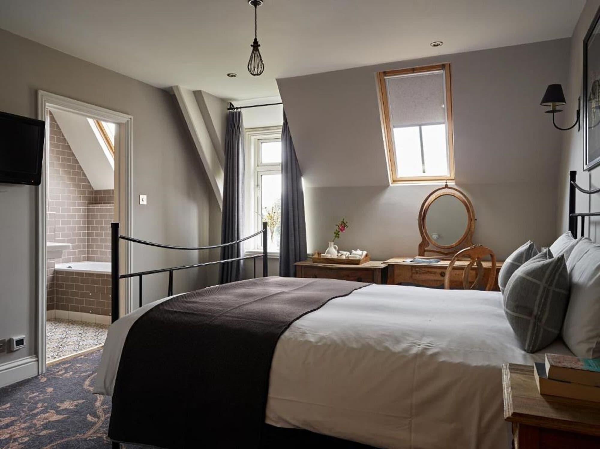Cotswold Grange Bed & Breakfast Челтнъм Екстериор снимка A bedroom at The Old Bank Hotel