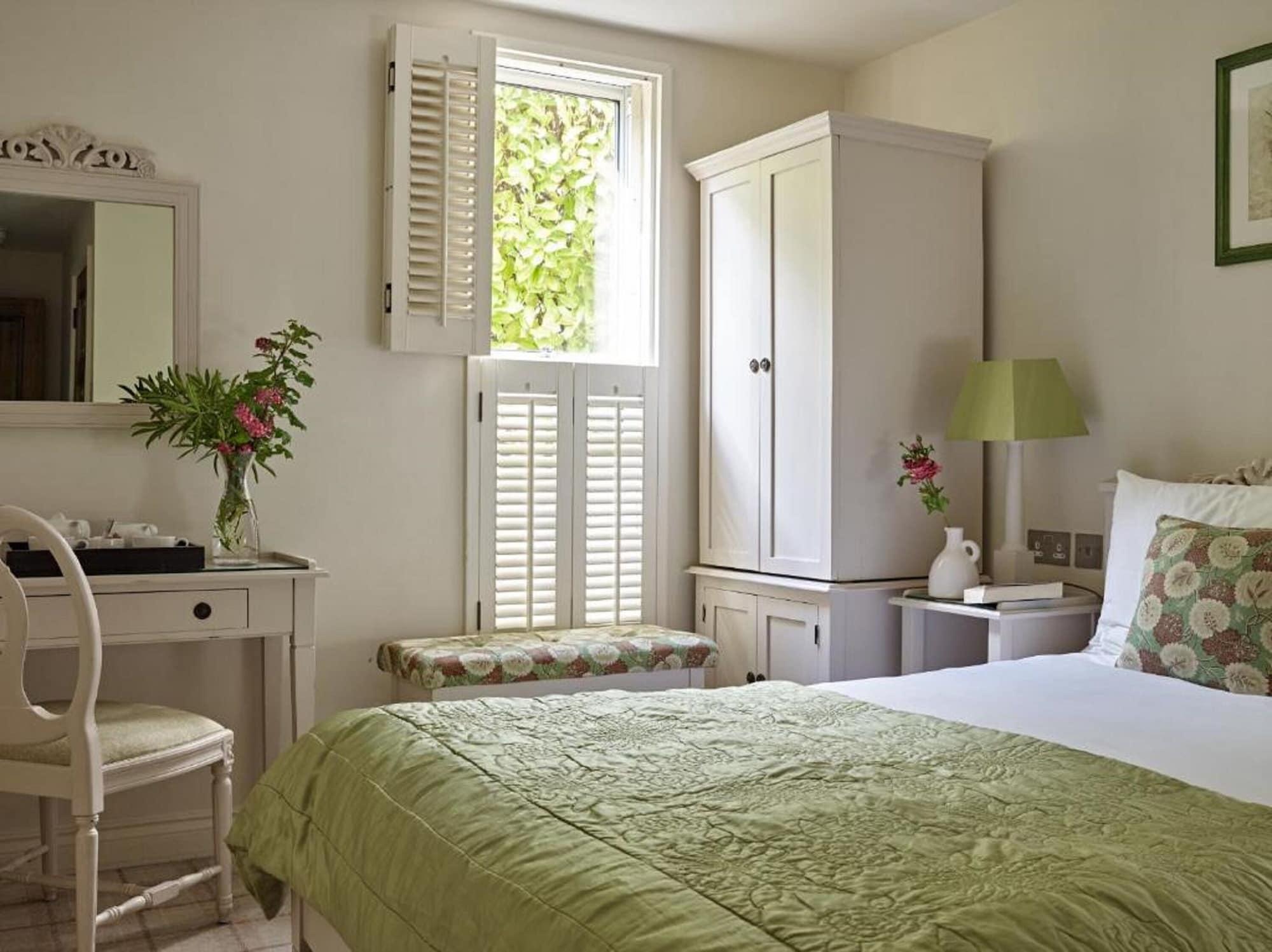 Cotswold Grange Bed & Breakfast Челтнъм Екстериор снимка A bedroom at The Old parsonage