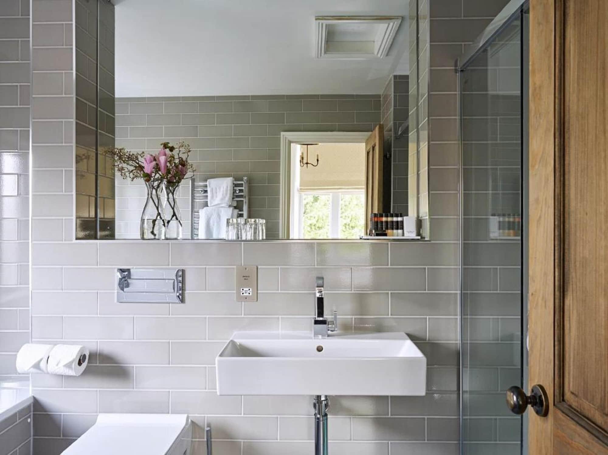 Cotswold Grange Bed & Breakfast Челтнъм Екстериор снимка Bathroom with subway tiles