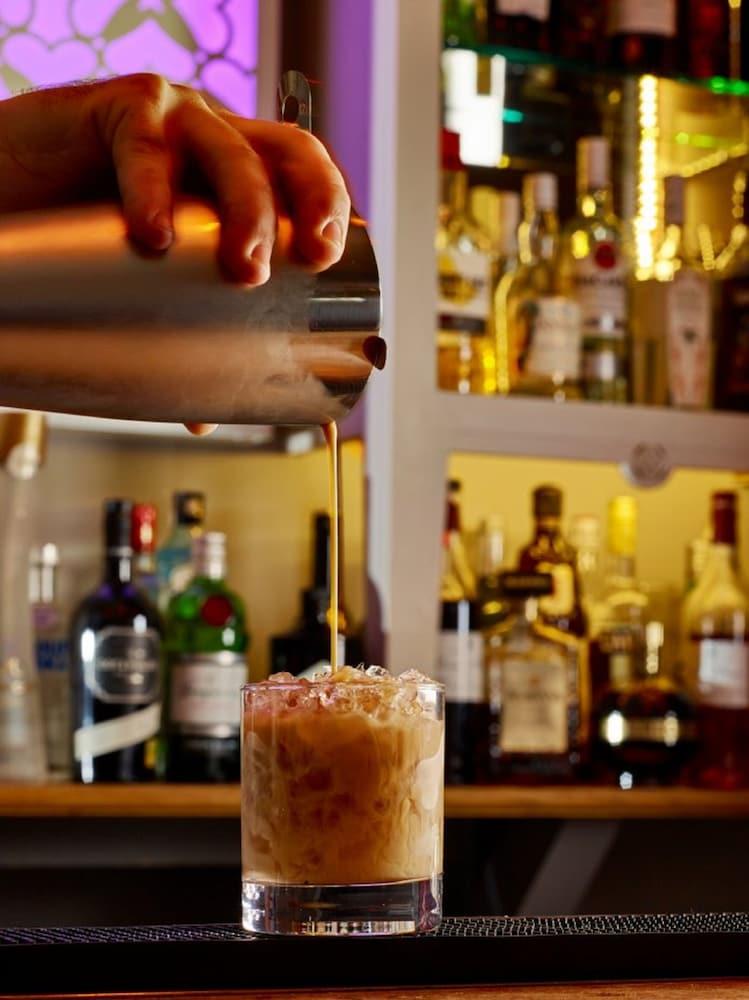 Cotswold Grange Bed & Breakfast Челтнъм Екстериор снимка A bartender pouring a White Russian