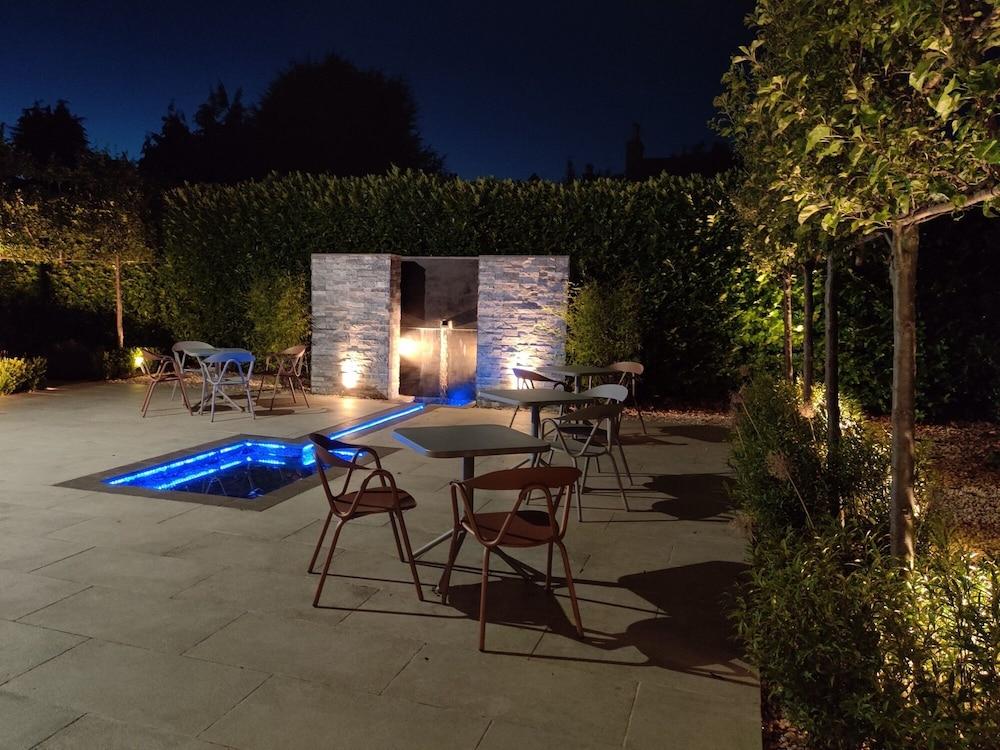 Cotswold Grange Bed & Breakfast Челтнъм Екстериор снимка The garden at night
