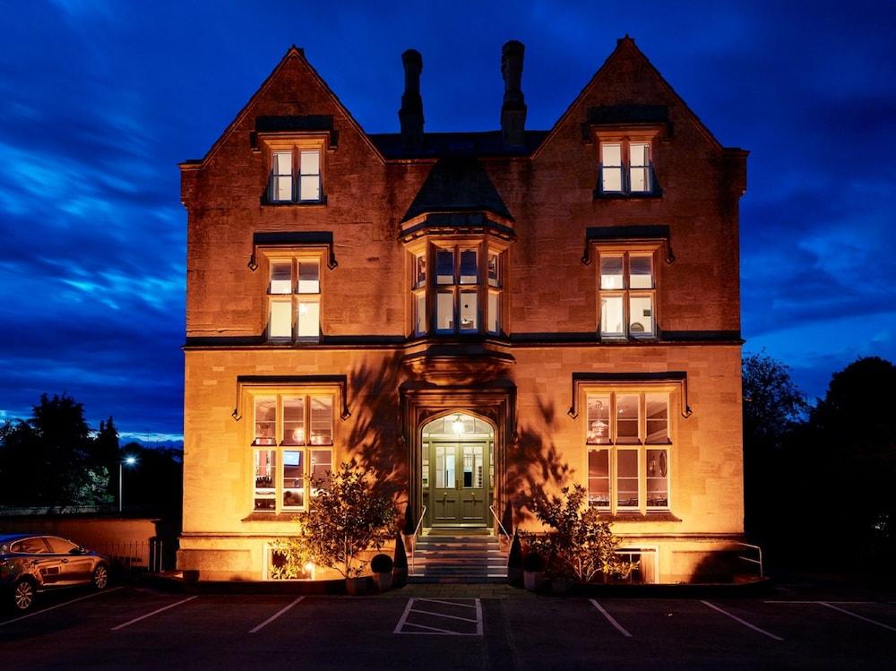 Cotswold Grange Bed & Breakfast Челтнъм Екстериор снимка The Old Rectory, at night