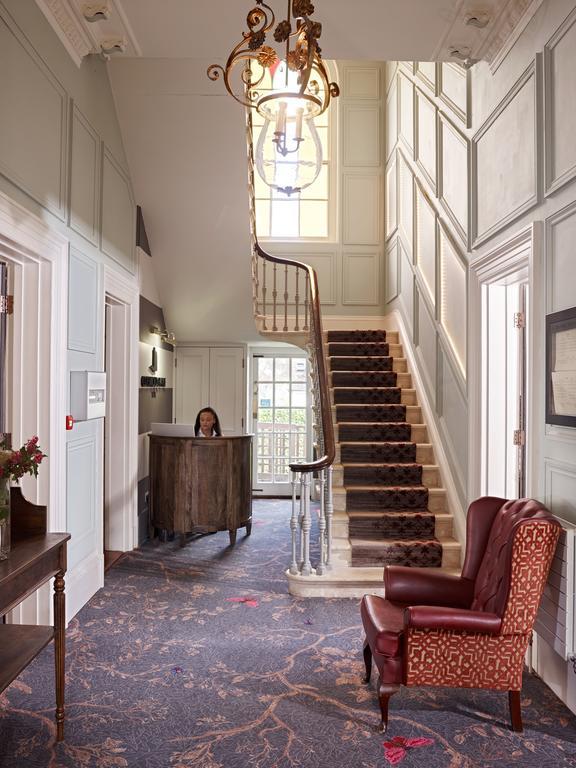 Cotswold Grange Bed & Breakfast Челтнъм Екстериор снимка The entrance hall