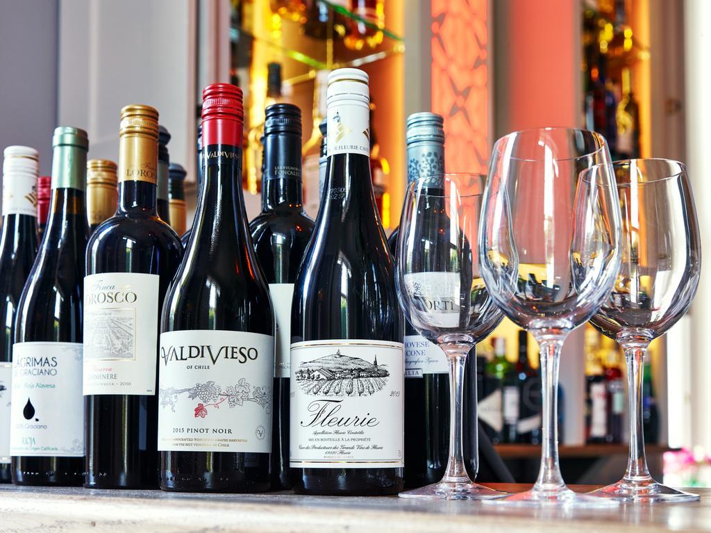 Cotswold Grange Bed & Breakfast Челтнъм Екстериор снимка Wine bottles