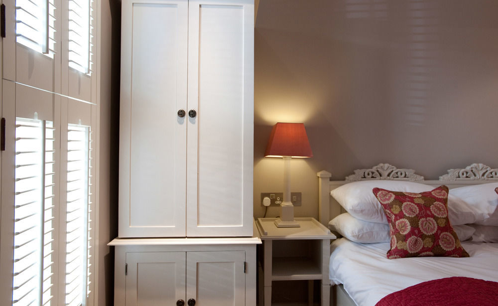 Cotswold Grange Bed & Breakfast Челтнъм Екстериор снимка A bedroom at the hotel