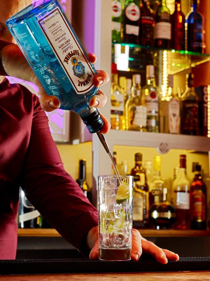 Cotswold Grange Bed & Breakfast Челтнъм Екстериор снимка A bartender pouring a bottle of Blue Curaçao liqueur