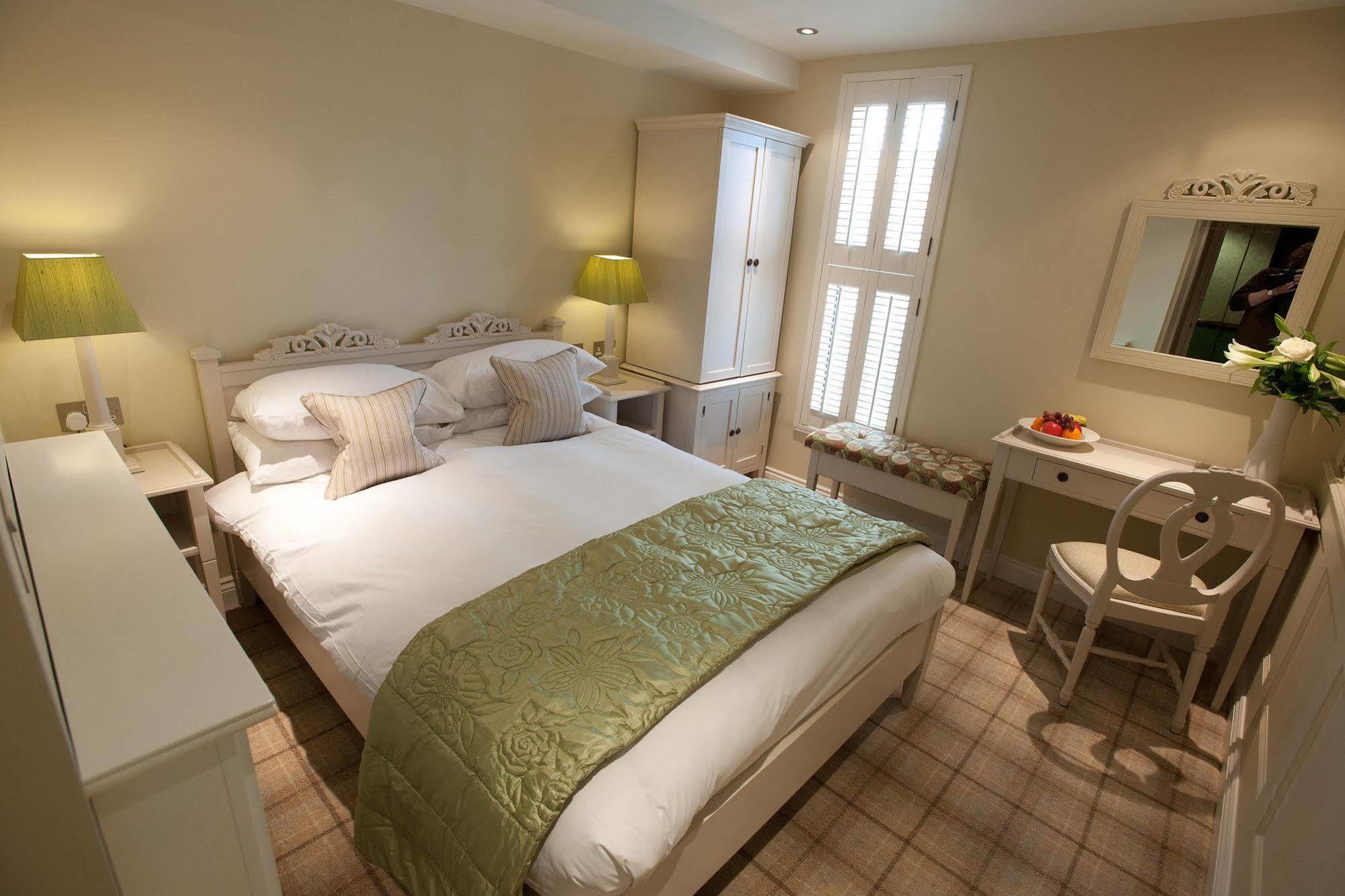 Cotswold Grange Bed & Breakfast Челтнъм Екстериор снимка A bedroom at The Old Vicarage