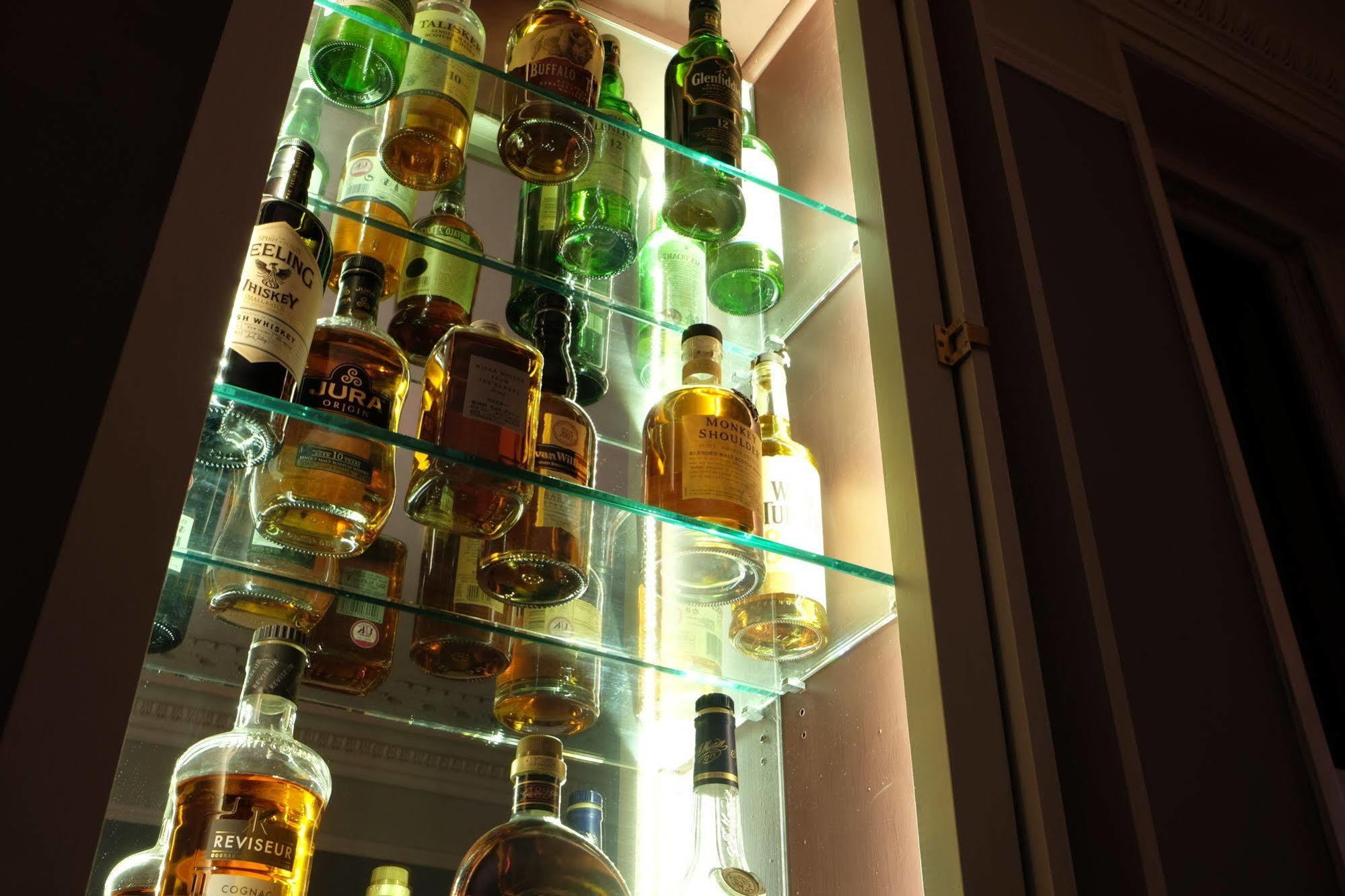 Cotswold Grange Bed & Breakfast Челтнъм Екстериор снимка A selection of Scotch whiskies