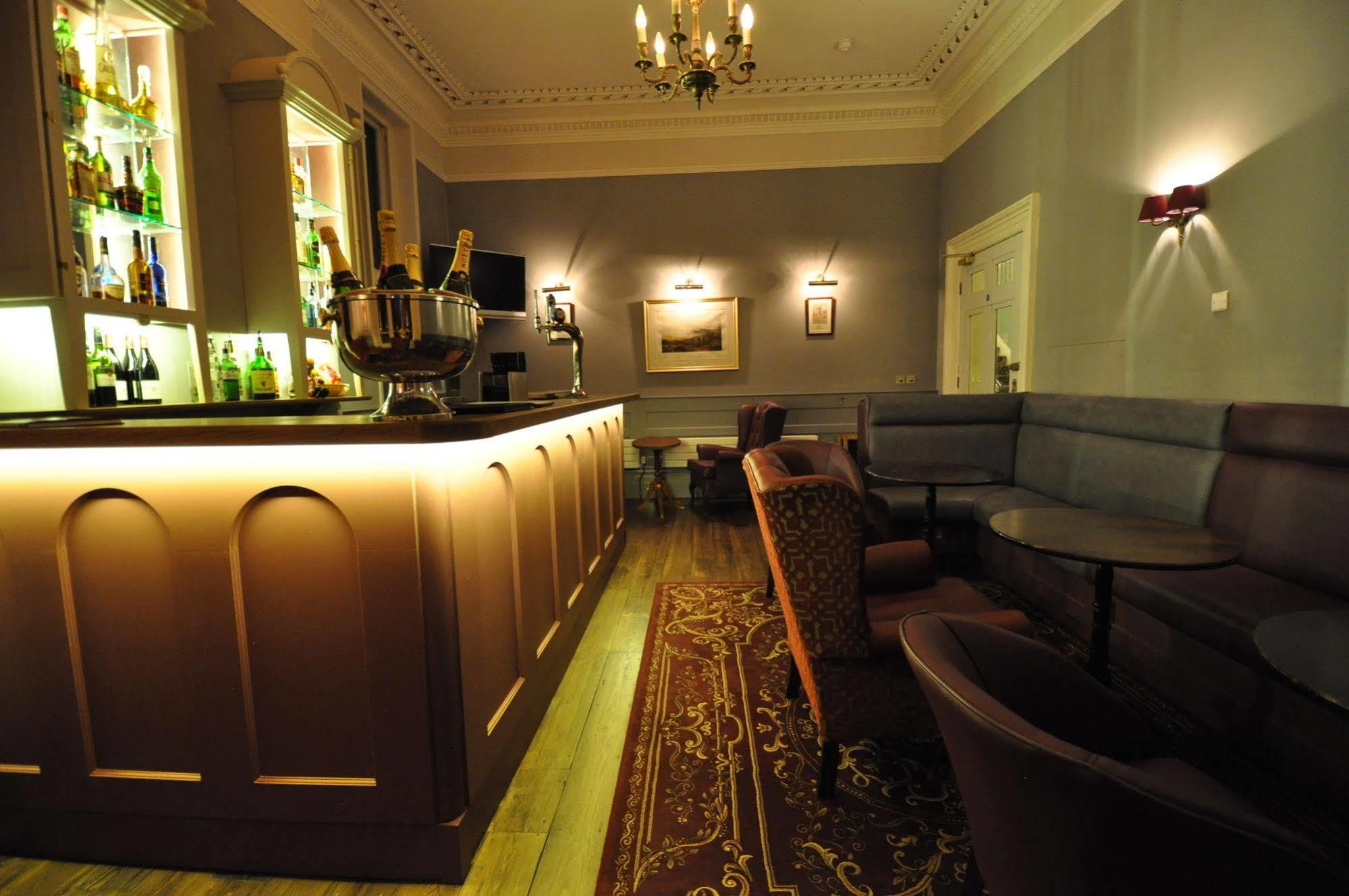 Cotswold Grange Bed & Breakfast Челтнъм Екстериор снимка The bar at the hotel