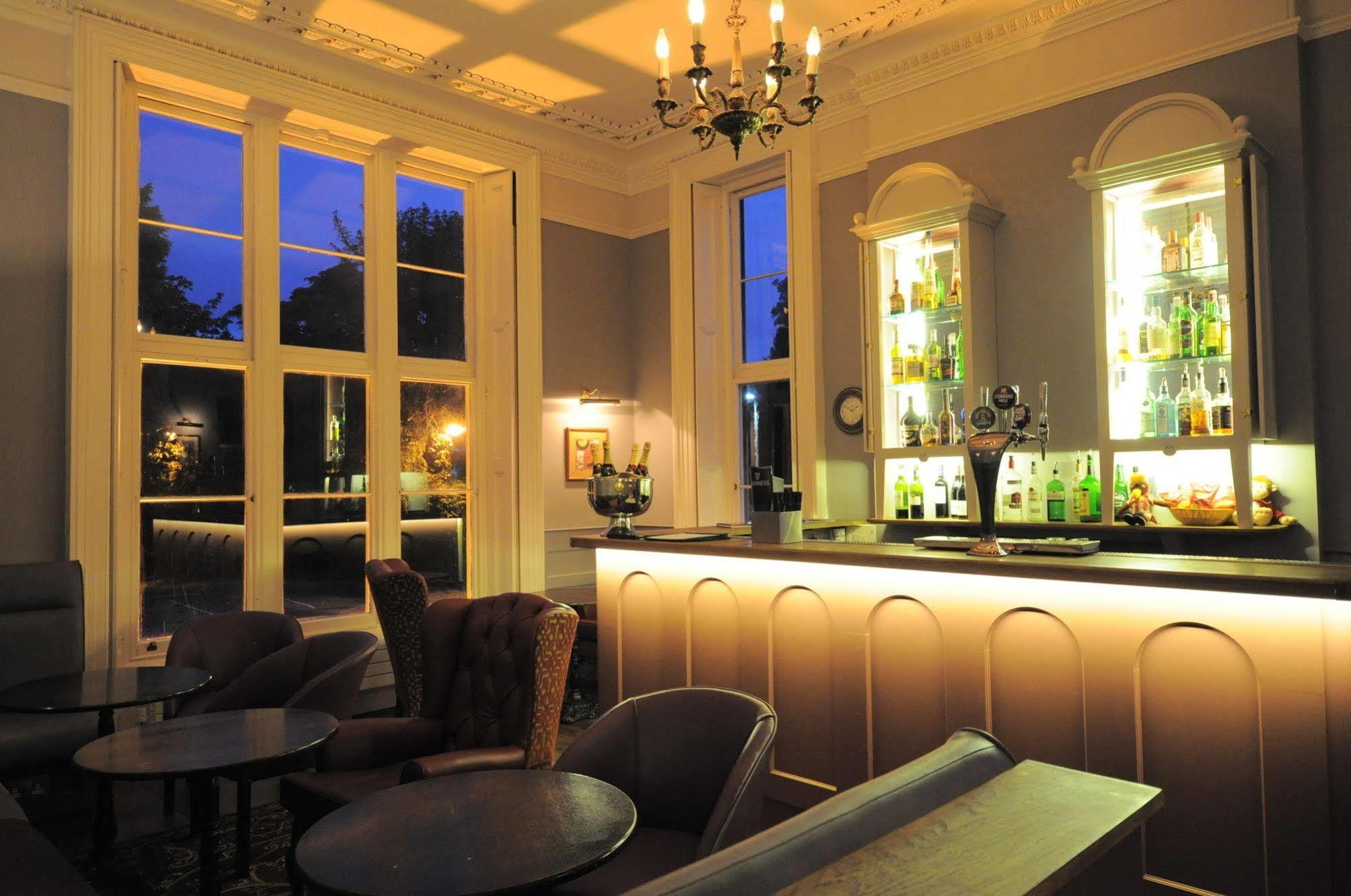 Cotswold Grange Bed & Breakfast Челтнъм Екстериор снимка The bar at the hotel