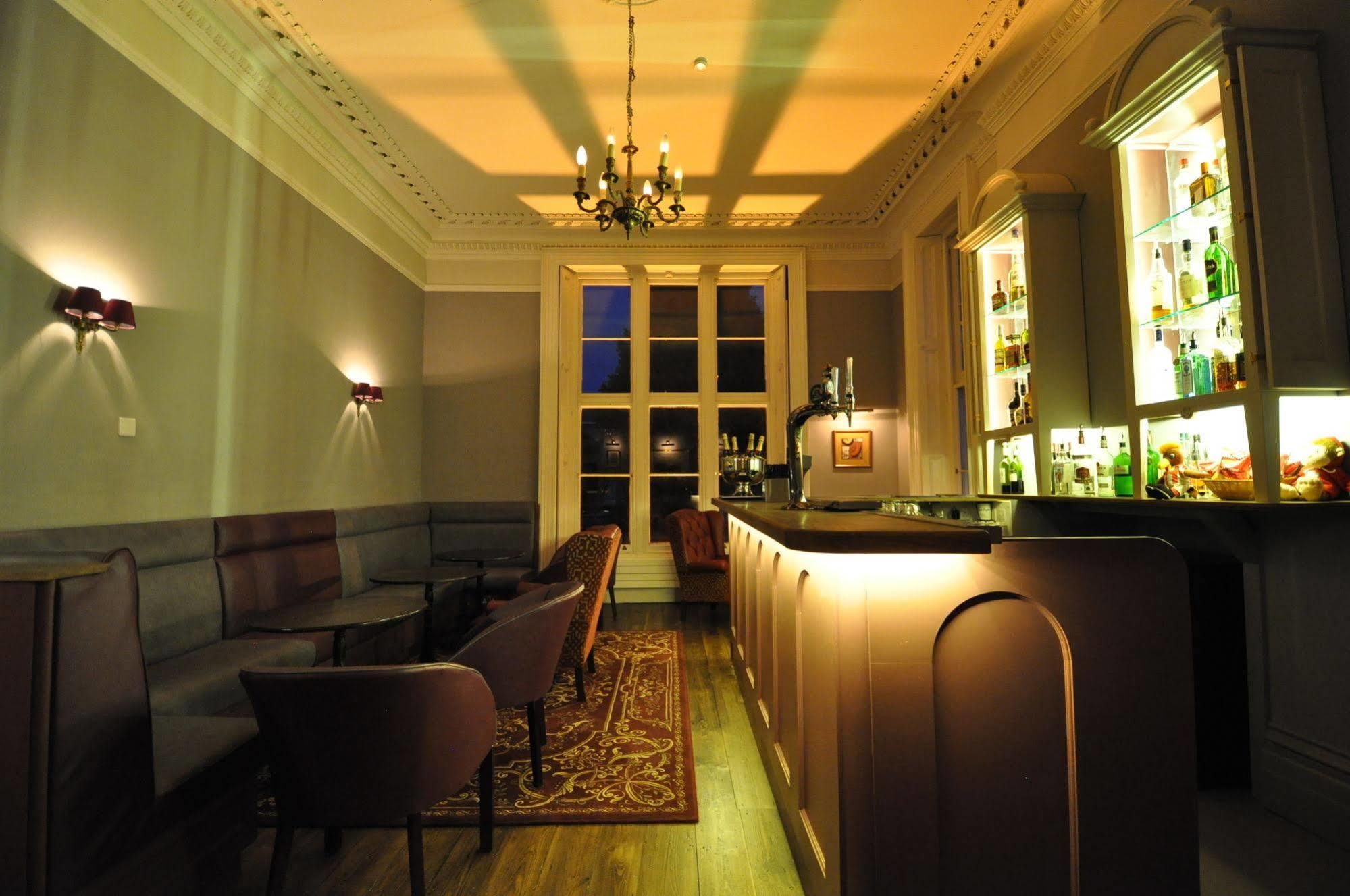 Cotswold Grange Bed & Breakfast Челтнъм Екстериор снимка The bar at the 2007–2011 premises