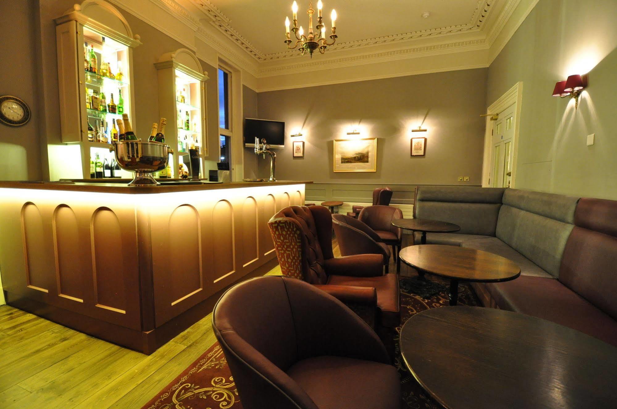 Cotswold Grange Bed & Breakfast Челтнъм Екстериор снимка The bar at the hotel