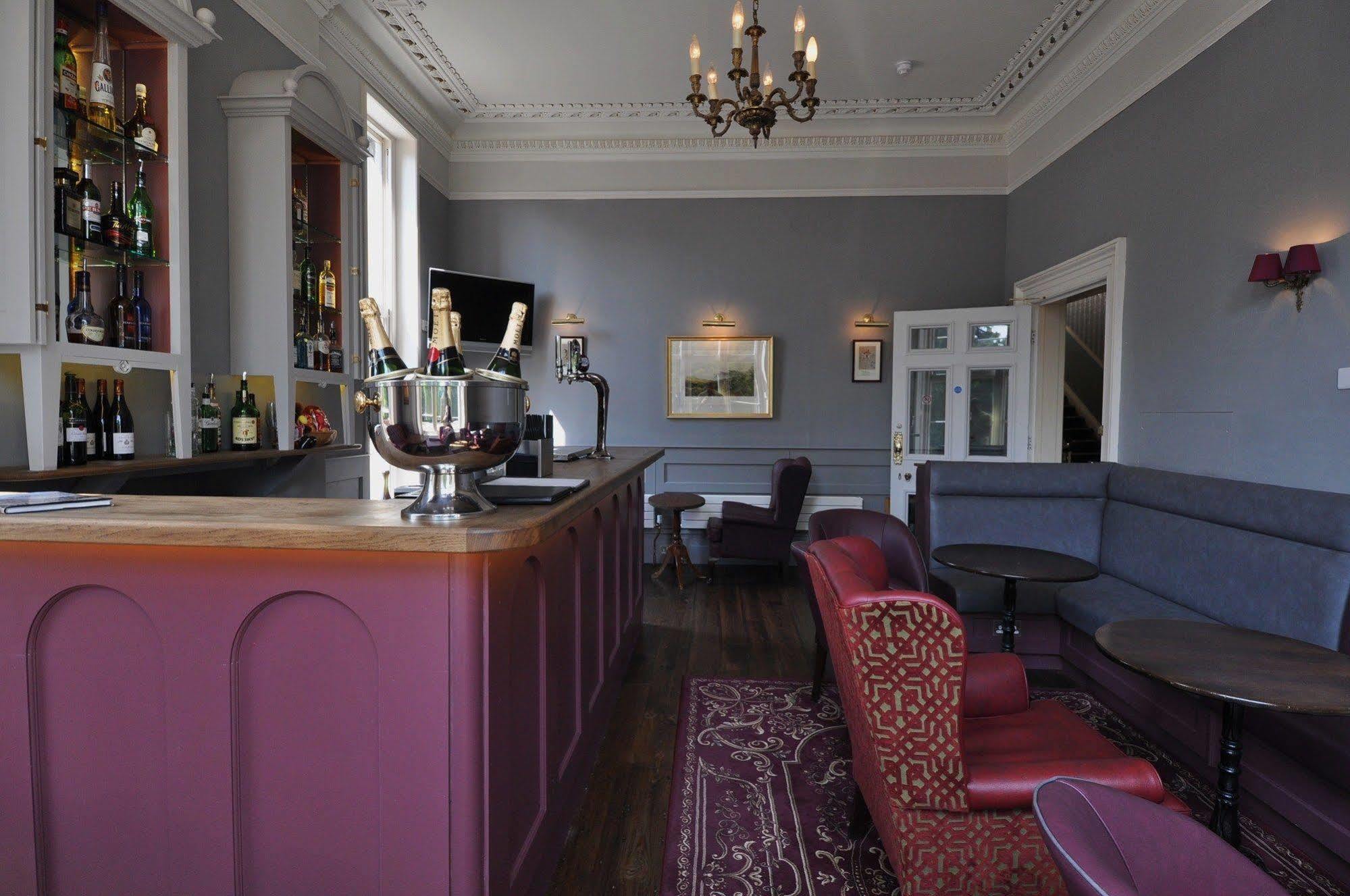 Cotswold Grange Bed & Breakfast Челтнъм Екстериор снимка The bar at the hotel