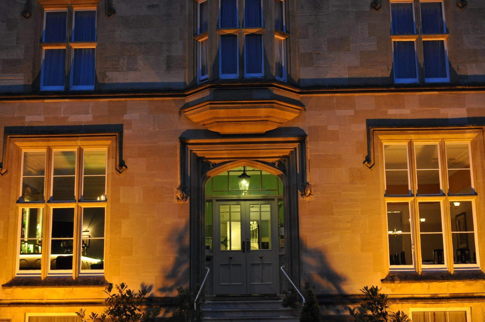 Cotswold Grange Bed & Breakfast Челтнъм Екстериор снимка The entrance to the main building